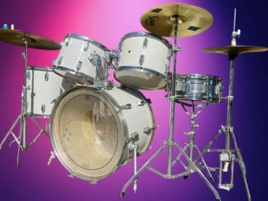 Pearl wood fibreglass 5pce drum kit w. cymbals